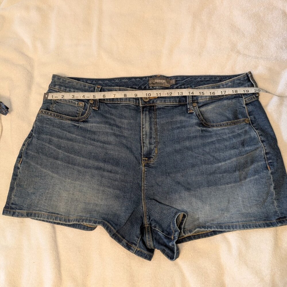 Torrid Jean Shorts Size 18